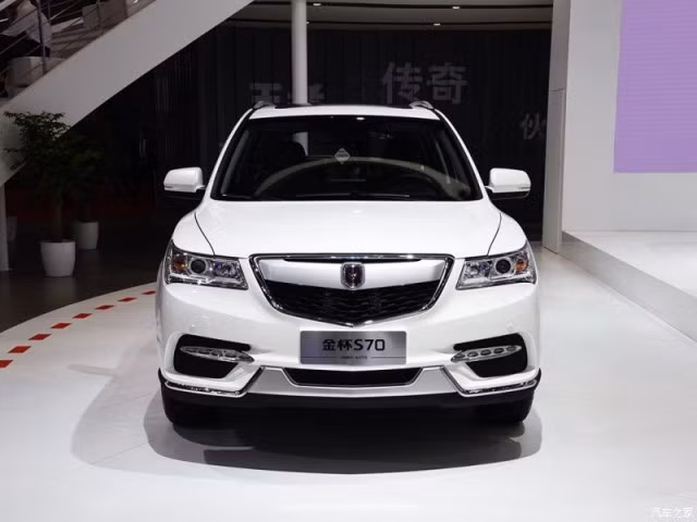 Các chi tiết của chiếc xe như cửa sổ, mui, lưới tản nhiệt, đèn pha hay thậm chí cả cản trước và nhiều chi tiết khác cũng đều được sao chép từ MDX, chỉ phần ngoài cản trước và miếng đệm bên dưới cản hơi khác một chút.