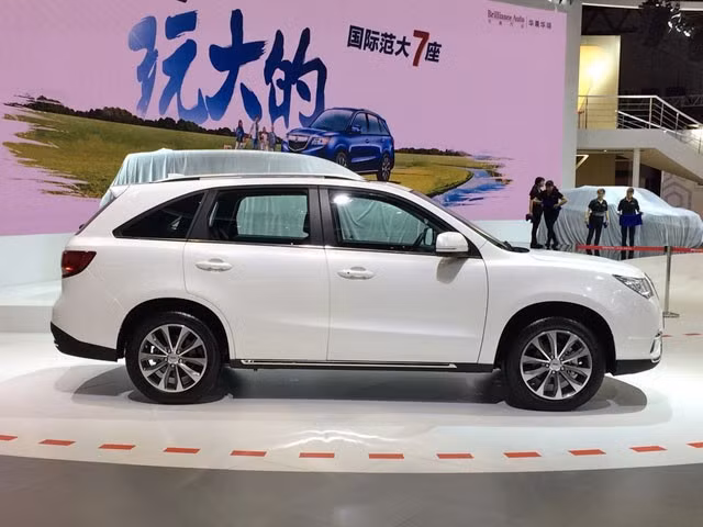 Kích thước của mẫu xe cũng tương đương y hệt Acura MDX. Cụ thể, mẫu xe ôtô Tjstse có chiều dài 4.745, rộng 1.856 mm và cao 1.710 mm, chiều dài cơ sở là 2.730 mm. Trong khi đó, MDX có kích thước dài x rộng x cao lần lượt 4.953 x 1.960 x 1.715 mm, chiều dài cơ sở là 2.820 mm.