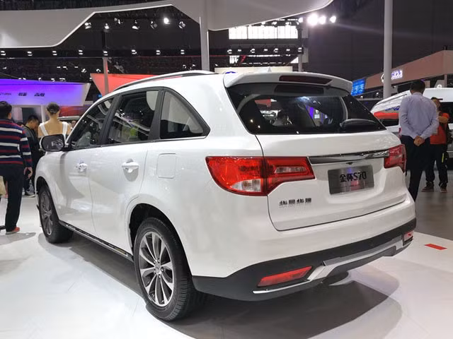 Chiếc SUV Tjatse cũng được trang bị động cơ tăng áp, dung tích 1.5 lít, công suất 150 mã lực và mô-men xoắn 220 Nm, kết hợp cùng hộp số tay 6 cấp, truyền động cầu trước. Khác với mẫu "xe xịn" MDX sử dụng động cơ V6 3.5 lít, công suất 293 mã lực, hộp số tự động 6 cấp.