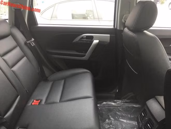 Jinbei là thương hiệu thuộc công ty ôtô Billiance. Hãng này có thế mạnh ở phân khúc xe minivan và các loại xe thương mại cỡ nhỏ, nhưng vài năm nay bắt đầu lấn sân sang xe chở khách.