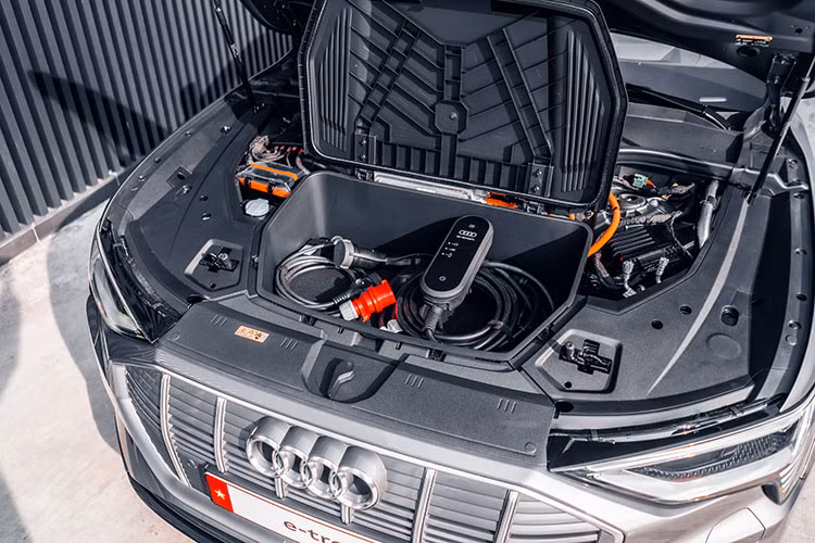 Audi e-tron SUV sở hữu cặp mô tơ điện mạnh mẽ kết hợp cùng bộ pin 95 kWh. Audi hiện chưa công bố hiệu suất của nó, nhưng có khả năng nó sẽ đạt trên 355 mã lực. Audi cho biết chiếc xe này có thể tăng tốc từ 0-100 km/h chỉ trong 5,6 giây với vận tốc tối đa xe đạt được là khoảng 200 km/h.