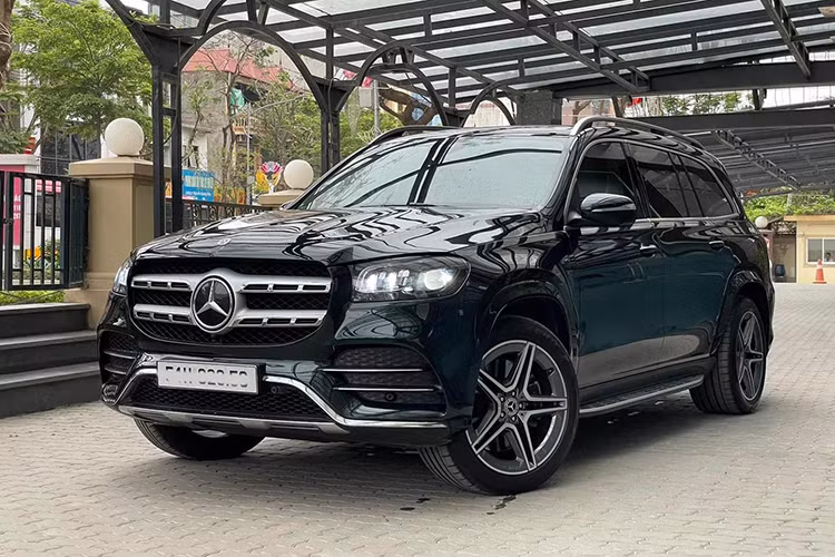 Tại thị trường Việt, mẫu xe SUV hạng sang Mercedes-Benz GLS 450 4Matic đời 2020 chủ yếu được nhập khẩu tư nhân. GLS cũng đã được bán chính hãng tại Việt Nam nhưng bị cắt khá nhiều trang bị cơ bản. Mới đây, một chiếc GLS 450 4Matic đời 2020 cũ đã được chủ nhân đưa lên sàn xe cũ. Chiếc xe này với ngoại hình còn khá mới, ODO của xe hiện là 33.000km theo như lời chào bán.