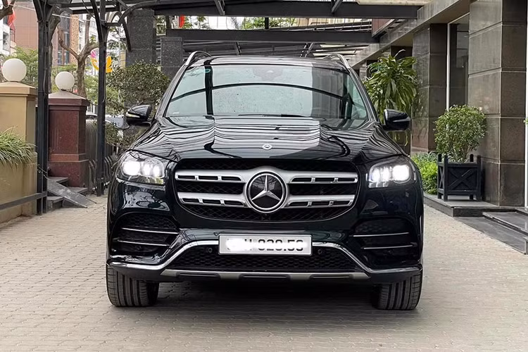 Về ngoại hình, GLS 450 4Matic 2020 sở hữu cụm đèn trước và sau dạng LED thiết kế kiểu mới. Cụm đèn pha là loại MultiBeam LED gồm 84 bóng LED hiệu suất cao có tầm chiếu lên đến 650 m và khả năng tự động điều chỉnh thích ứng theo điều kiện giao thông và thời tiết. Lưới tản nhiệt 2 nan đi kèm logo ngôi sao 3 cánh to bản chính giữa. Cản trước làm từ kim loại mạ chrome được làm vuốt ngược lên.