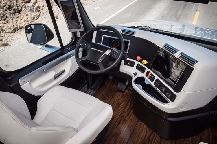 Bên trong xe được thiết kế khoang lái rộng với các trang thiết bị tối tân.
