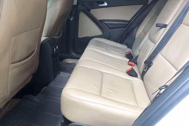 Volkswagen Tiguan 2014 mất 9,9 giây để tăng tốc từ 0-100 km/h. Tốc độ tối đa mà xe có thể đạt tới là 260 km/h theo như nhà sản xuất công bố. Hàng ghế thứ 2 trên Volkswagen Tiguan đủ dùng cho nhu cầu của 1 gia đình. Đáng chú ý, mẫu xe này được đánh giá cao ở khả năng vận hành, cảm giác lái và tính năng an toàn.