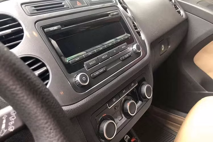 Volkswagen Tiguan 2014 là một chiếc xe dẫn động 4 bánh toàn thời gian. Xe được trang bị động cơ 2.0L TSI, đi cùng hộp số tự động 6 cấp Tiptronic cho ra công suất 170 mã lực tại tua máy 4.300 vòng/phút và mô-men xoắn cực đại đạt 280 Nm tại tua máy từ 1.700 - 4.200 vòng/phút.