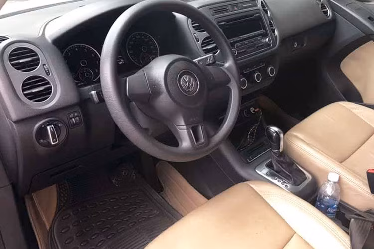 Khoang nội thất của mẫu xe 4 năm tuổi sử dụng phần lớn chất liệu nhựa. Vô lăng 3 chấu không bao gồm các nút bấm tích hợp. Hệ thống giải trí đơn điệu và không có được những kết nối tiện ích cơ bản. Hệ thống làm mát ở hàng ghế thứ nhất cũng chỉ là điều hoà chỉnh cơ 1 vùng.