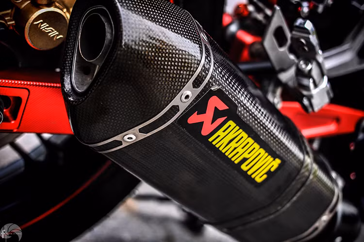Ống xả Akrapovic bọc carbon được trang bị thêm, không chỉ giúp chiếc xế nổ côn tay này cho âm thanh ấn tượng mà còn giúp nó mạnh hơn lên.