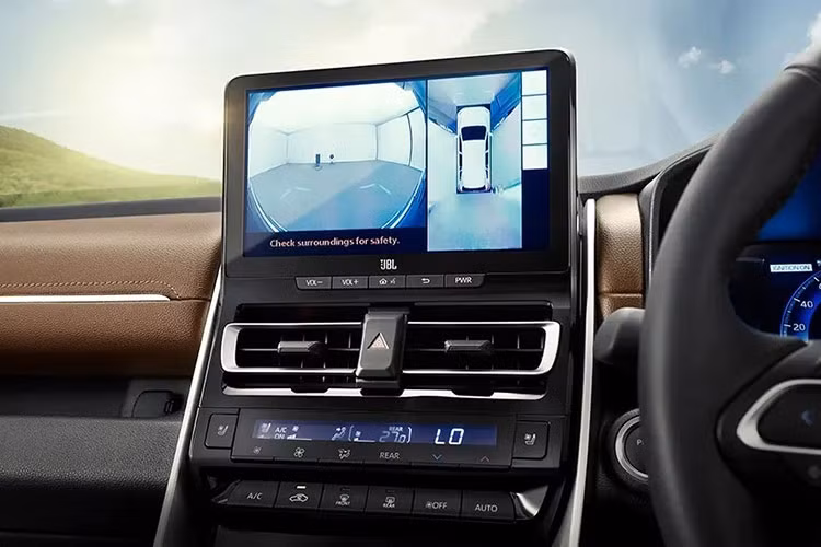Về nội thất, Toyota Innova 2023 gây ấn tượng với mặt táp-lô đa tầng mới, vô lăng 3 chấu tích hợp phím chức năng và bảng đồng hồ đi kèm màn hình đa thông tin.