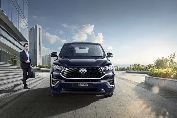 Toyota Innova 2023 còn đáng chú ý hơn khi sở hữu gói an toàn Toyota Safety Sense với loạt tính năng hiện đại gồm: Cảnh báo lệch làn &amp; hỗ trợ giữ làn đường, kiểm soát hành trình thích ứng, cảnh báo điểm mù, giám sát áp suất lốp, cảnh báo phương tiện cắt ngang phía sau, phanh khẩn cấp tự động...
