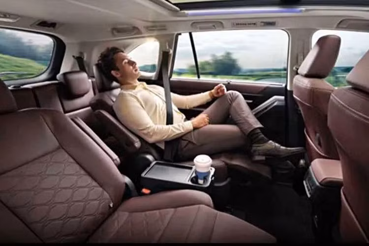 Thân xe Innova mới sở hữu 2 đường dập gân trên cửa mới, gợi liên tưởng đến Toyota Avanza Premio hay Veloz Cross 2022. Thêm vào đó là các bộ vành hợp kim mới có đường kính từ 16 - 18 inch, tùy phiên bản.