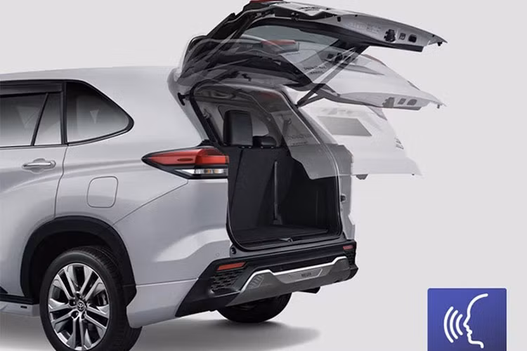 Tùy phiên bản, Innova 2023 sẽ có ghế bọc nỉ hoặc da tổng hợp, màn hình cảm ứng trung tâm 9 inch hoặc 10 inch, hệ thống điều hòa tự động đi kèm màn hình kỹ thuật số mới, màn hình đa thông tin 4,2 inch hoặc 7 inch trong bảng đồng hồ, 4 cổng USB Type C, phanh tay điện tử và tính năng tự động giữ phanh tạm thời.