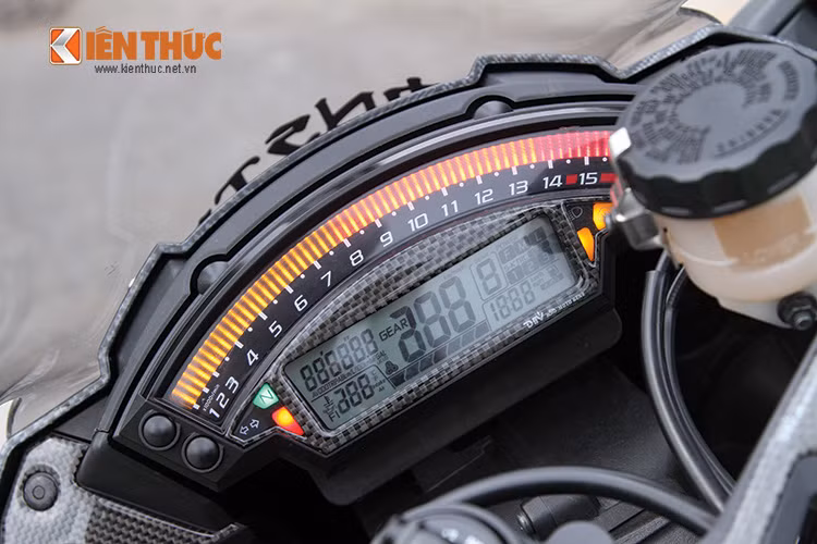 ZX-10R sở hữu cụm đồng hồ trung tâm với màn hình L.E.D đơn sắc có cảm biến ánh sáng tự động tăng độ sáng khi vào chỗ tối. 