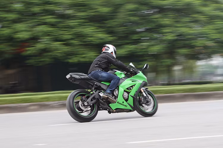 Vẫn là 1000cc nhưng ZX-10R 2011 động cơ đã được chế tạo lại hoàn toàn mới. Cách chế tạo xy-lanh nguyên bản đã được thay đổi giúp pít-tông nhẹ và hoạt động nhanh hơn.