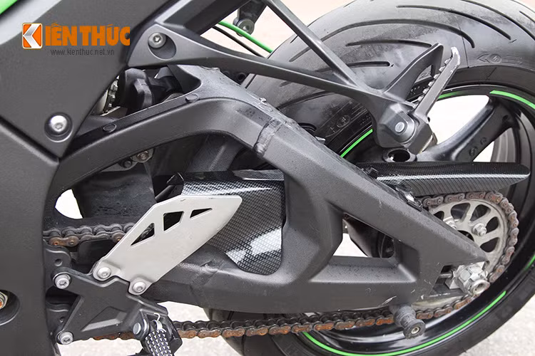 Hệ thống an toàn với phanh ABS do Bosch cung cấp được Kawasaki phát triển lại để phù hợp hơn với ZX-10R mang tên KIBS (Kawasaki Intelligent anti-lock Brake System).