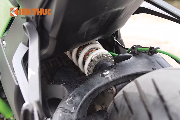 Xe sử dụng giảm sóc sau dạng đơn cùng bộ khung sườn cực kỳ chắc chắn.