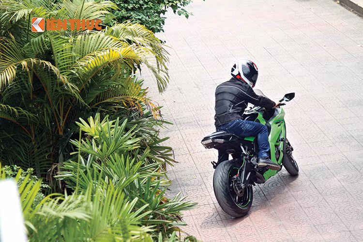 Hệ thống này sẽ can thiệp khi chiếc xe bị dồn số về gấp trong tình trạng tua máy (và tốc độ) đang ở ngưỡng cao, gây hiện tượng khóa bánh sau.