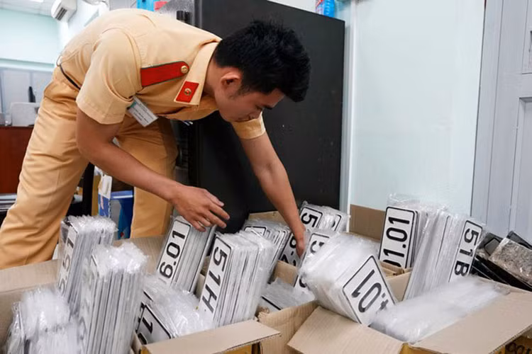 Bộ Công an cũng đề xuất khi chuyển nhượng xe, người trúng đấu giá được quyền giữ lại biển số để đăng ký cho xe khác thuộc sở hữu.