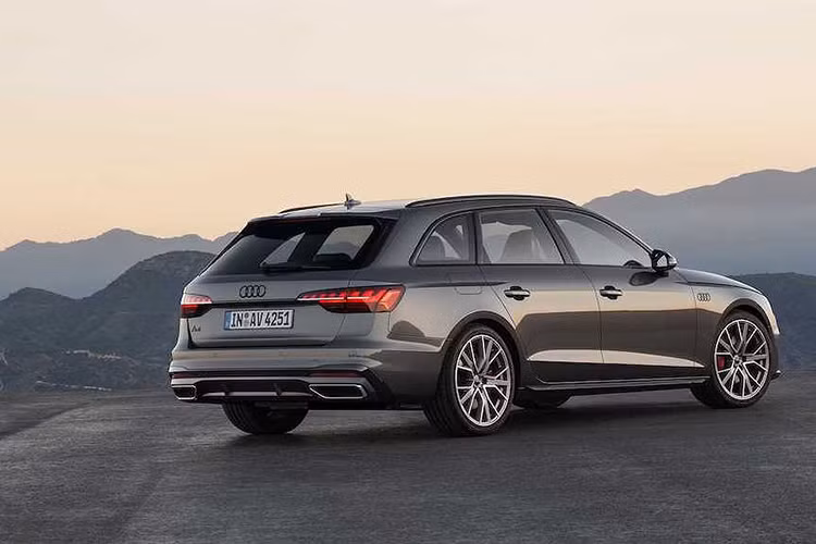 Với các thị trường ngoài châu Âu, Audi cho phép lựa chọn bản thể thao S4 và S4 Avant với động cơ xăng tăng áp đạt công suất 354PS và mô-men xoắn 500Nm, giúp xe tăng tốc 0-100km/h mất 4,7 giây và vận tốc tối đa giới hạn điện tử 250km/h.