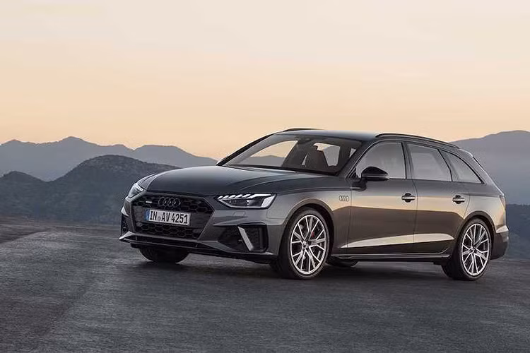 Ngay cả phiên bản thể thao S4 cũng được điện hóa, nhưng với hệ thống mild hybrid 48V mạnh mẽ hơn. Đặc biệt tại châu Âu, Audi S4 lần đầu được trang bị động cơ 3.0l V6 tăng áp chạy diesel. Đây chính là phiên bản mạnh 347 mã lực (347PS) nêu trên, trong khi mô-men xoắn đạt tới 700Nm. Nhờ đó, S4 TDI có thể tăng tốc từ 0-100km/h trong 4,8 giây và tốc độ tối đa 250km/h.