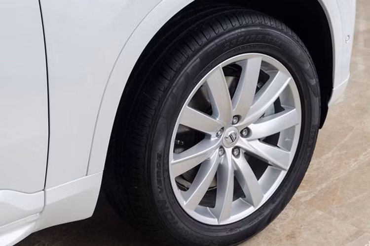 XC90 được trang bị la-zăng hợp kim 20 inch thiết kế đa chấy. Sườn xe được ốp nẹp kim loại, hốc bánh xe thiết kế với những đường gân dập nổi khỏe khoắn. Gương chiếu hậu của xe tích hợp xi-nhan bóng LED.