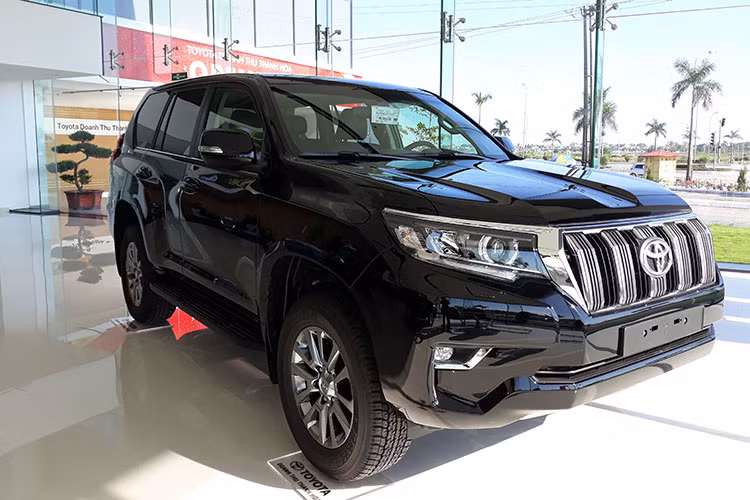 Toyota Land Cruiser Prado tai Viet Nam giam gia 100 trieu dong