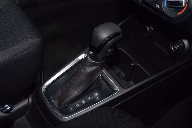 Ở phiên bản mới, Suzuki Swift 2018 sử dụng động cơ dung tích 1.2L thay thế cho động cơ dung tích 1.4L ở thế hệ cũ. Động cơ mới - 12M “Dualjet” này cung cấp công suất khoảng 84 mã lực, mô-men xoắn cực đại ở mức 103 Nm tại tua máy 4.400 rpm, đi kèm với hộp số tự động vô cấp CVT (không có phiên bản số sàn tại Thái Lan).