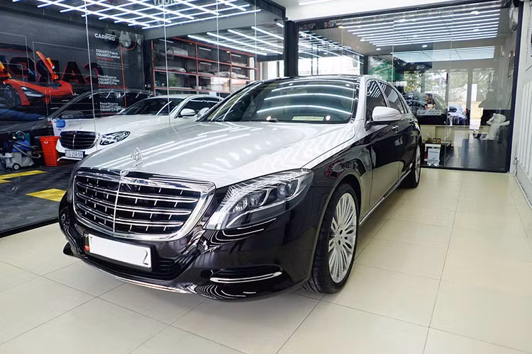 Sau khi được một trung tâm chuyên độ xe ở TP HCM can thiệp, chiếc xe sang Mercedes-Maybach S500 đã chuyển sang màu đen với phần nắp ca-pô kéo dài qua mui xe tới đuôi được dán decal màu xám tương phản. Điều này làm không ít giới mê xe hồi tưởng tới những mẫu Maybach truyền thống từng làm mưa, làm gió thị trường thời điểm trước đây.