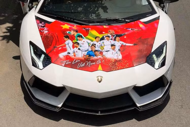 Aventador LP700-4 được trang bị động cơ V12, dung tích 6,5 lít, sản sinh công suất tối đa 700 mã lực và mô-men xoắn cực đại 690 Nm. Sức mạnh được truyền tới cả bốn bánh thông qua hộp số tự động 7 cấp ISR, nhờ đó, siêu xe Aventador LP700-4 có thể tăng tốc từ vị trí đứng yên lên 100 km/h chỉ trong thời gian 2,9 giây trước khi đạt vận tốc tối đa 349 km/h.