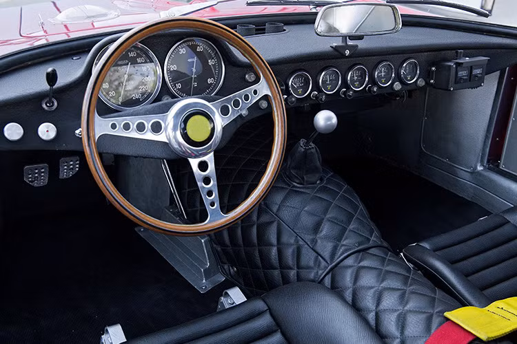 Chưa hết, Ferrari 250 GT Drogo còn sở hữu sức mạnh 300 mã lực đến từ khối động cơ V12 Colombo 3.0 lít và hộp số sàn 4 cấp.