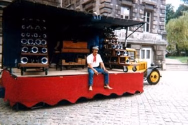 Sau đó, ông lại đổi nghề và trở thành một nhạc sĩ organ chuyên nghiệp. Trong năm 1982, ông ấy vô tình bắt gặp một chiếc xe tải Citroen Model U12 1935 trong bộ dạng tàn tạ. Ông ấy liền quyết tâm sửa chữa và phục chế nó, và rồi bắt đầu sử dụng nó trong vài năm dưới vai trò một dạng sân khấu di động mà ông ấy sẽ biểu diễn đàn organ tại nhiều sự kiện khác nhau.
