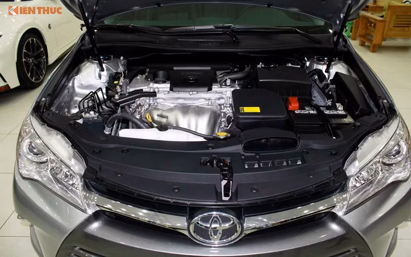 Về sức mạnh, Camry XLE bản Mỹ được trang bị khối động cơ 2,5L 4 xi-lanh đặt thẳng hàng, sản sinh công suất 178 mã lực ở vòng tua máy 6.000 vòng/phút, mô-men xoắn cực đại 230 Nm tại 4.100 vòng/phút đi kèm hộp số tự động 6 cấp. Tất cả đều tương đương với phiên bản cao cấp nhất ở thị trường Việt Nam là 2.5Q.