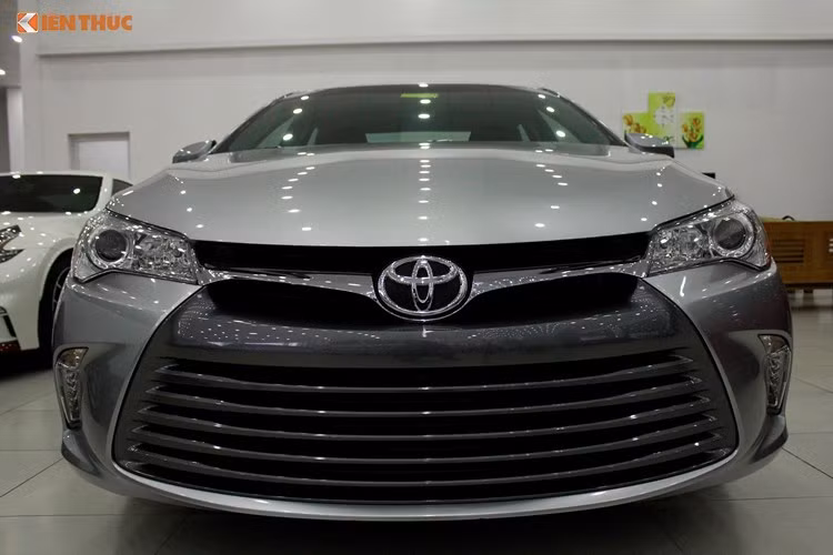 Thiết kế đầu xe Camry XLE khác nhiều so với những chiếc Camry của Toyota tại Việt Nam. Phần đầu của xe với lưới tản nhiệt lớn chia thành hai vùng riêng biệt, phía dưới với 5 thanh ngang, phía trên một thanh ngang lớn, cả hai được mạ crôm sáng.