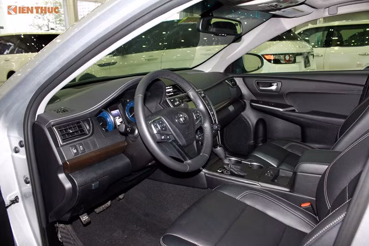 Nội thất của Camry XLE được bọc da cao cấp, một số chi tiết được ốp viền kim loại. Vô-lăng 3 chấu thể thao trợ lực điện tích hợp hàng loạt những nút điều khiển cơ bản hỗ trợ người lái. Ghế lái chỉnh điện 8 hướng, ghế phụ điều chỉnh điện 4 hướng và cả 2 đều được tích hợp sưởi ấm.