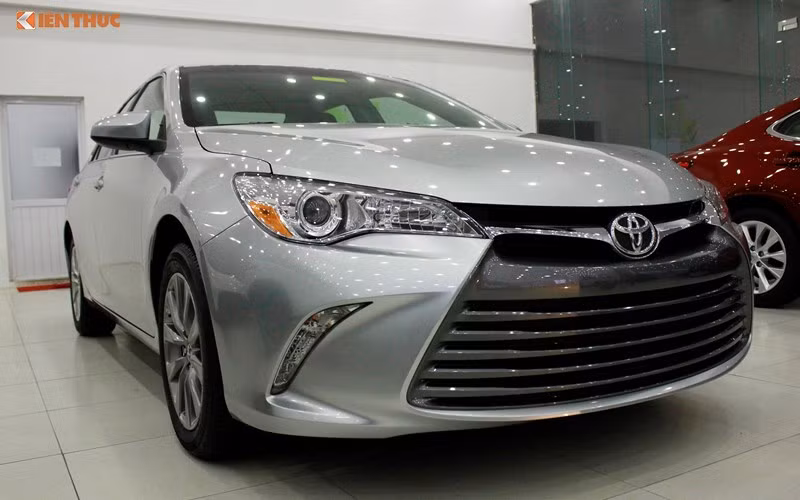  Mẫu sedan hạng D, Toyota Camry XLE 2016 sở hữu thiết kế khác biệt hơn hẳn so với phiên bản tại Việt Nam. Đây là phiên bản cao cấp hơn những phiên bản khác như LE hay SE được bán chính hãng tại thị trường Việt. Mẫu xe này chủ yếu được các showroom bán xe tư nhân nhập về theo nhu cầu của người tiêu dùng.