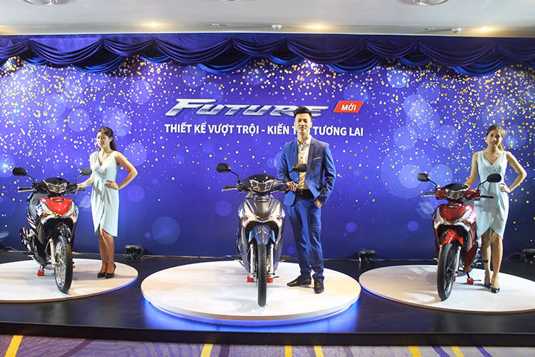 Ngày 26/4/2018 tại Hà Nội, Honda Việt Nam (HVN) đã chính thức ra mắt phiên bản 2018 của mẫu xe số truyền thống Future. So với phiên bản cũ, Honda Future 2018 mới sở hữu nhiều chi tiết nâng cấp bên ngoài, cải tiến tiện ích và nâng cao hiệu quả sử dụng của động cơ 125cc. 