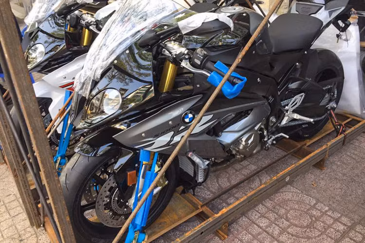 Trên phiên bản nâng cấp S1000RR, xe sỡ hữu cặp đèn pha bất đối xứng đặc trưng, nhưng được bố trí ngược với phiên bản 2014, khi phần đèn "mắt xếch" được bố trí bên trái thay vì bên phải. Nằm giữa hai đèn pha, khe lấy gió hình chữ Y cũng được nới rộng hơn mang tính khí động học.