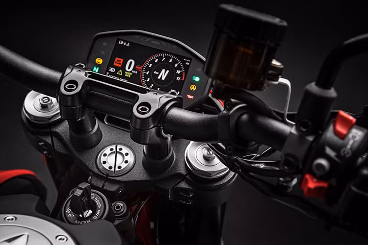 Không chỉ là một chiếc xe với kiểu dáng Motard đầy uy lực, hãng xe máy Ducati còn trang bị cho Hypermotard 950 một "rổ" công nghệ hiện đại như: Hệ thống ABS Bosch ECO hỗ trợ vào cua; Ducati Traction Control (DTC) EVO; Ducati Safety Pack (DSP); Ducati Wheelie Control (DWC) EVO; Ducati Quick Shift (DQS) EVO.