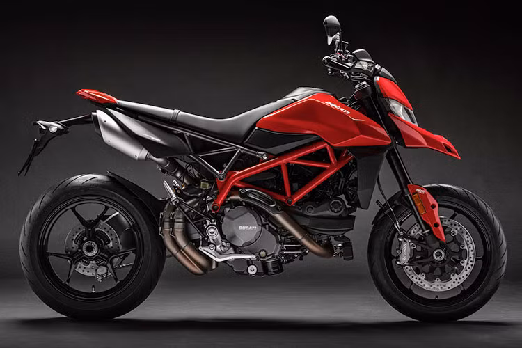 Hypermotard 950 sở hữu cặp lốp Pirelli Diablo Supercorsa SP với số đo bánh trước và sau lần lượt là 120/70ZR7 và 180/55ZR17. Cặp lốp nguyên bản này sẽ giúp các biker không phải băn khoăn lựa chọn lốp khi mới "tậu" bởi đây là một trong những cặp lốp thể hiện khá tốt trên đường nhựa được tin dùng.