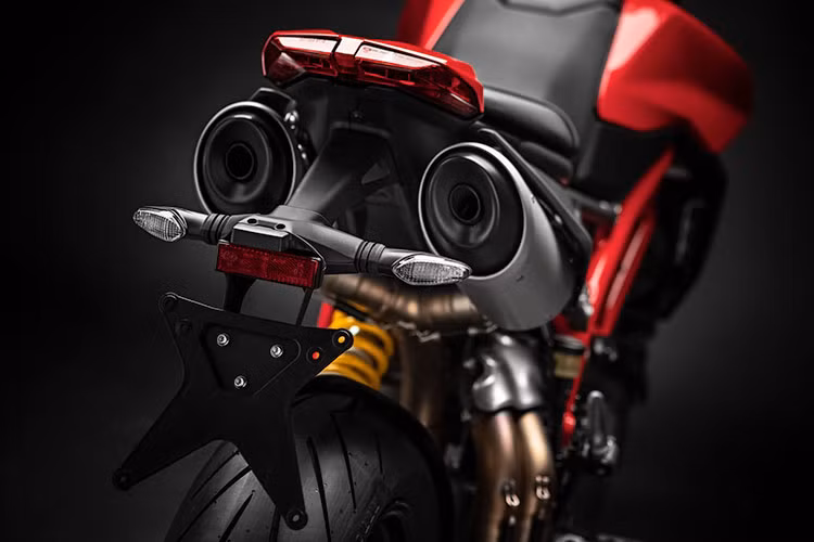Với chiều cao yên 870 mm, yên xe trên Hypermotard 950 sẽ rất hợp lý để sử dụng cũng như để thuần hóa chiếc xe. Thế nhưng, với phiên bản SP sử dụng hệ thống phuộc của Ohlins sẽ cao hơn 20mm so với phiên bản thường.