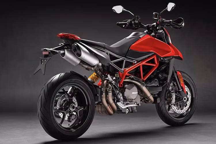 So với "đàn anh" Hypermotard 939, ngoại hình của 950 có sự thay đổi khá rõ rệt với việc loại bỏ phần vỏ ốp đuôi để lộ ra khung sườn mắt cáo khỏe khoắn, dàn đầu được thiết kế lại nhọn hơn và mạnh mẽ hơn.