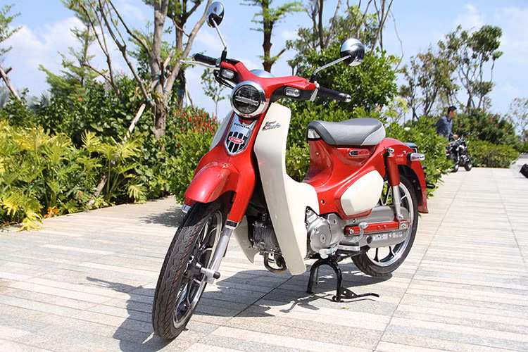 Mẫu xe máy Honda Super Cub C125 phiên bản 2018 mới đây đã chính thức quay lại Việt Nam thông qua con đường phân phối chính hãng. Về tổng quan, chiếc xe này vẫn mang những đường nét đặc trưng của dòng Honda Cub trứ danh, các chi tiết được thiết kế mềm mại phù hợp với việc di chuyển trong đô thị hiện đại.
