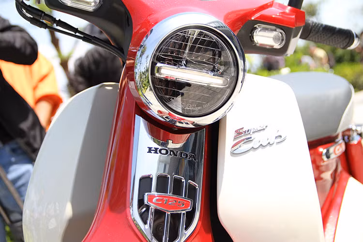 Vốn được lấy cảm hứng từ những phiên bản xe máy Honda Super Cub đầu tiên "đình đám" của mình. Trên phiên bản mới thân xe thiết kế kiểu cơ bản, mặt nạ và phần đầu xe lại chịu ảnh hưởng của thế hệ Super Cub đời đầu. Tuy nhiên, xe được trang bị hiện đại hơn với đèn pha LED 2 tầng, xi nhan nhỏ led và đặc biệt là tay lái vểnh cao.