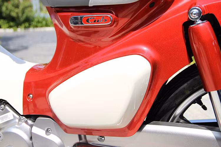 Xe sở hữu yếm nhựa mềm màu trắng, có thiết kế khá giống với những mẫu xe Honda Cub sản xuất những năm 80. Đặc biệt, cốp của xe có thể tháo rời ra được nhằm tăng cường khả năng tiện lợi trong quá trình sử dụng. Theo Honda Việt Nam cho biết - đây được xem là "nơi chứa đồ bí mật" cho cánh đàn ông.