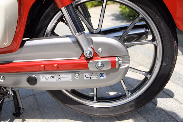 Bộ gắp sau của chiếc xe số phổ thông này được tiện từ nhôm nguyên khối, sau đó bắt vào cặp phuộc sau có thiết kế thanh thoát, đẹp mắt. Xe được trang bị phanh trước dạng đĩa (không có ABS), sau dạng thắng đùm và lốp không xăm kích thước 17 inch.