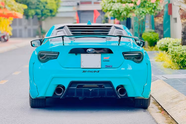 Chiếc BRZ này đã được nâng cấp toàn diện về ngoại thất. Xe sở hữu bodykit hầm hố, cụm đèn trước/sau được thay bằng loại "độ" của Vland kèm theo đó là đuôi gió thể thao. Mâm xe cũng được thay bằng loại 18 inch hai mảnh và hệ thống ống xả "on/off" tăng trải nghiệm âm thanh khi lái. Một điểm nhấn khác là lớp sơn màu xanh cyan độc đáo. 