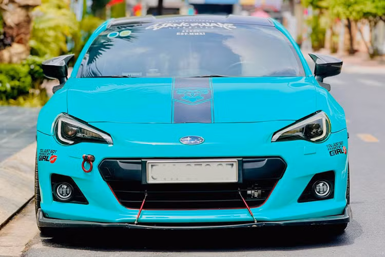 Chiếc Subaru BRZ 2012 hàng hiếm trong bài viết hiện đang được rao bán tại TP.HCM với mức giá 839 triệu đồng – giảm hơn 1,3 tỷ đồng so với tổng chi phí lăn bánh ban đầu ước tính khoảng 2,1 tỷ đồng. Mức khấu hao lớn nhưng theo người bán, lý do chính đến từ việc xe đã được nâng cấp rất nhiều, đi kèm quãng đường lăn bánh khá ít: chỉ khoảng 33.000 km. 