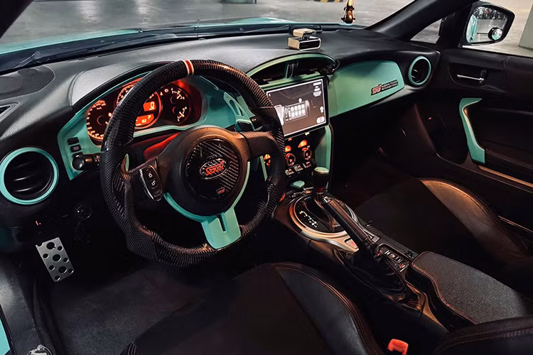 Bên trong khoang cabin, Subaru BRZ 2012 được nâng cấp vô-lăng bọc carbon, màn hình giải trí trung tâm và hệ thống âm thanh cũng được thay thế bằng loại mới. Chủ xe cho biết trong lần bảo dưỡng gần nhất, nhiều linh kiện đã được thay mới như phuộc, cao su gầm, bướm ga, cảm biến, bugi và mô-bin đánh lửa – giúp xe vận hành ổn định hơn. 