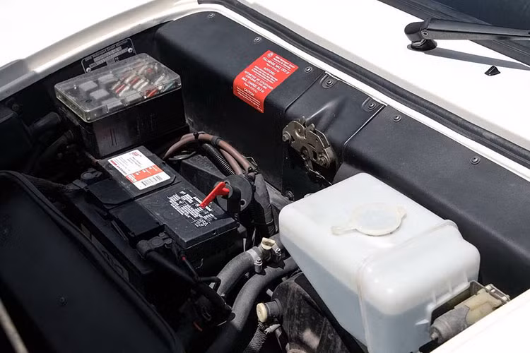 Chính vì sự hiếm hoi, giá của BMW M1 hiện nay không hề rẻ khi đang chào bán với giá 875.000 USD tại Mỹ (khoảng 19,9 tỷ đồng). Cũng theo đơn vị bán ra mẫu xe này cho biết, chiếc M1 "hàng hiếm" này đã sẳn sàng được vận chuyển đến khắp nơi trên thế giới để về với chủ nhân mới.
