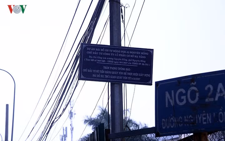 Theo thông báo, chủ đầu tư của dự án sẽ tiến hành quây tôn để thực hiện xây dựng bãi đỗ xe tự động từ ngày 19/12/2017. Tuy nhiên, từ thời điểm đó đến nay, việc thi công vẫn chưa được triển khai mà vẫn đang "đắp chiếu" hoạt động theo hình thức cũ.